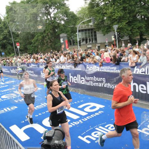 29.06.2025 - hella hamburg halbmarathon Michael Strokosch http://msf.ph/oto/8537745 29.06.2025 10:51:04 Ziel  meine-sportfotos.de