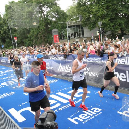 29.06.2025 - hella hamburg halbmarathon Michael Strokosch http://msf.ph/oto/8537767 29.06.2025 10:51:12 Ziel  meine-sportfotos.de