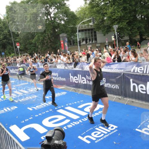 29.06.2025 - hella hamburg halbmarathon Michael Strokosch http://msf.ph/oto/8537768 29.06.2025 10:33:21 Ziel  meine-sportfotos.de