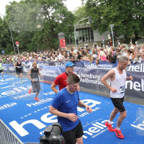 29.06.2025 - hella hamburg halbmarathon Michael Strokosch http://msf.ph/oto/8537769 29.06.2025 10:51:12 Ziel  meine-sportfotos.de