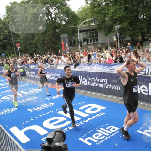 29.06.2025 - hella hamburg halbmarathon Michael Strokosch http://msf.ph/oto/8537770 29.06.2025 10:33:22 Ziel  meine-sportfotos.de