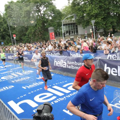 29.06.2025 - hella hamburg halbmarathon Michael Strokosch http://msf.ph/oto/8537771 29.06.2025 10:51:13 Ziel  meine-sportfotos.de
