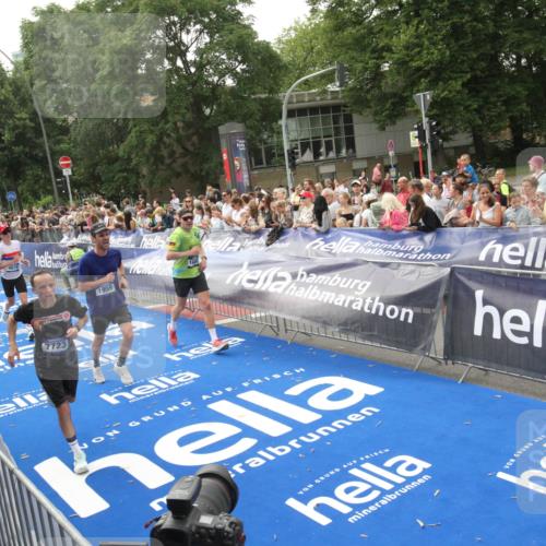 29.06.2025 - hella hamburg halbmarathon Michael Strokosch http://msf.ph/oto/8537781 29.06.2025 10:33:24 Ziel  meine-sportfotos.de