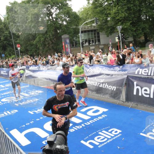 29.06.2025 - hella hamburg halbmarathon Michael Strokosch http://msf.ph/oto/8537786 29.06.2025 10:33:24 Ziel  meine-sportfotos.de