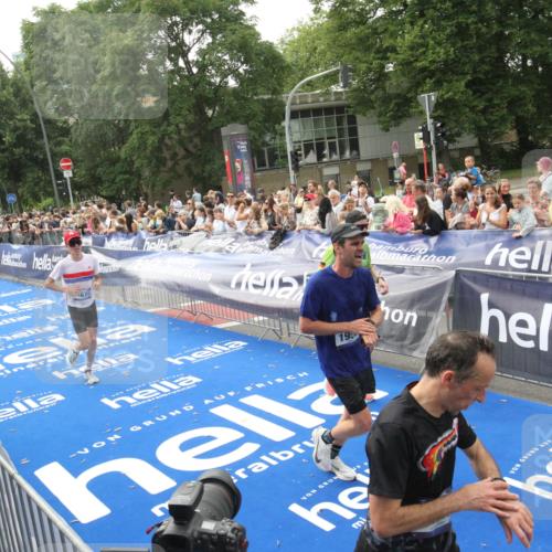 29.06.2025 - hella hamburg halbmarathon Michael Strokosch http://msf.ph/oto/8537787 29.06.2025 10:33:25 Ziel  meine-sportfotos.de