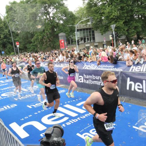 29.06.2025 - hella hamburg halbmarathon Michael Strokosch http://msf.ph/oto/8537788 29.06.2025 10:51:18 Ziel  meine-sportfotos.de