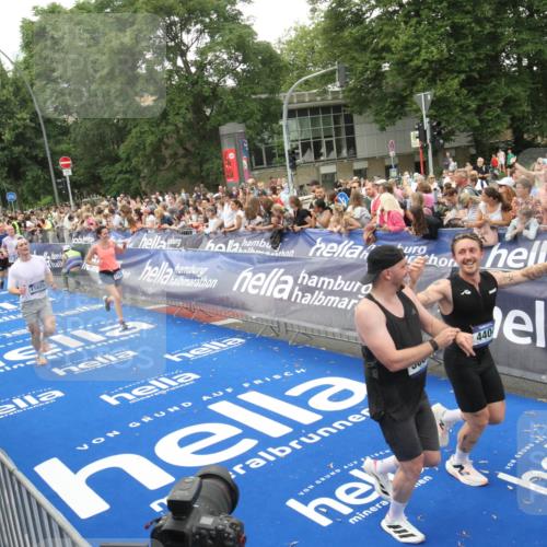 29.06.2025 - hella hamburg halbmarathon Michael Strokosch http://msf.ph/oto/8537796 29.06.2025 10:51:20 Ziel  meine-sportfotos.de