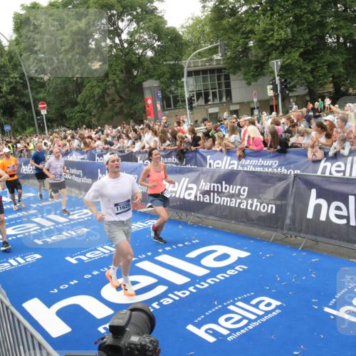 29.06.2025 - hella hamburg halbmarathon Michael Strokosch http://msf.ph/oto/8537797 29.06.2025 10:51:21 Ziel  meine-sportfotos.de