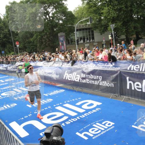 29.06.2025 - hella hamburg halbmarathon Michael Strokosch http://msf.ph/oto/8537806 29.06.2025 10:33:30 Ziel  meine-sportfotos.de