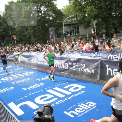 29.06.2025 - hella hamburg halbmarathon Michael Strokosch http://msf.ph/oto/8537812 29.06.2025 10:33:31 Ziel  meine-sportfotos.de