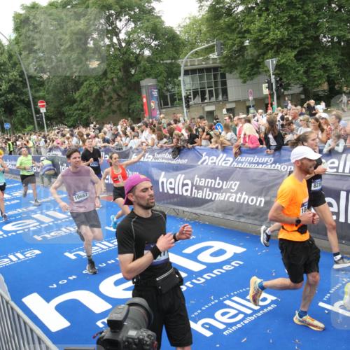 29.06.2025 - hella hamburg halbmarathon Michael Strokosch http://msf.ph/oto/8537813 29.06.2025 10:51:24 Ziel  meine-sportfotos.de