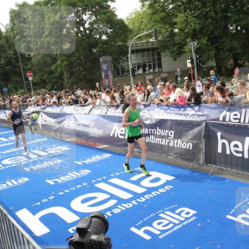 29.06.2025 - hella hamburg halbmarathon Michael Strokosch http://msf.ph/oto/8537814 29.06.2025 10:33:31 Ziel  meine-sportfotos.de