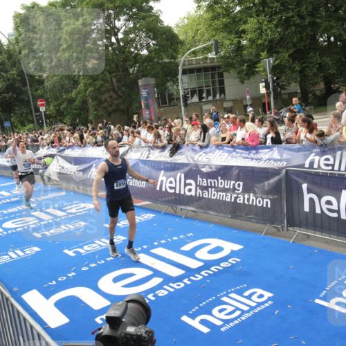 29.06.2025 - hella hamburg halbmarathon Michael Strokosch http://msf.ph/oto/8537820 29.06.2025 10:33:33 Ziel  meine-sportfotos.de