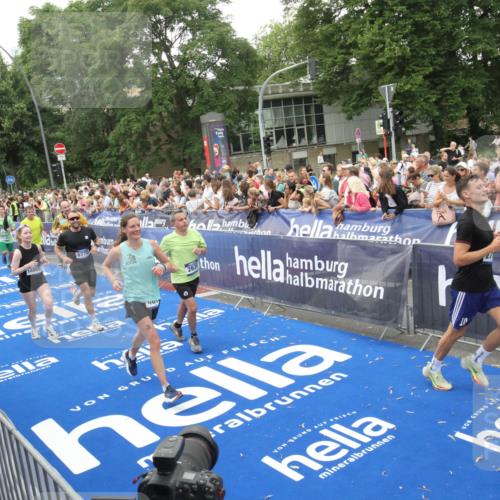 29.06.2025 - hella hamburg halbmarathon Michael Strokosch http://msf.ph/oto/8537821 29.06.2025 10:51:26 Ziel  meine-sportfotos.de