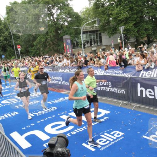 29.06.2025 - hella hamburg halbmarathon Michael Strokosch http://msf.ph/oto/8537823 29.06.2025 10:51:26 Ziel  meine-sportfotos.de