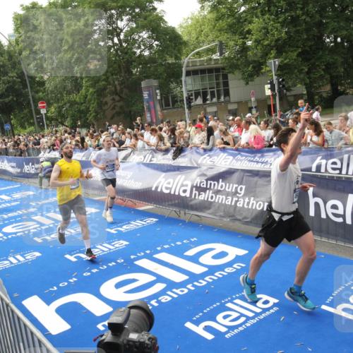 29.06.2025 - hella hamburg halbmarathon Michael Strokosch http://msf.ph/oto/8537827 29.06.2025 10:33:34 Ziel  meine-sportfotos.de