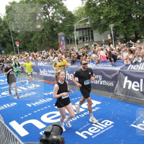 29.06.2025 - hella hamburg halbmarathon Michael Strokosch http://msf.ph/oto/8537828 29.06.2025 10:51:27 Ziel  meine-sportfotos.de