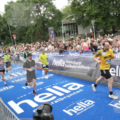 29.06.2025 - hella hamburg halbmarathon Michael Strokosch http://msf.ph/oto/8537832 29.06.2025 10:51:28 Ziel  meine-sportfotos.de