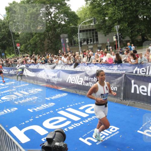 29.06.2025 - hella hamburg halbmarathon Michael Strokosch http://msf.ph/oto/8537844 29.06.2025 10:33:37 Ziel  meine-sportfotos.de
