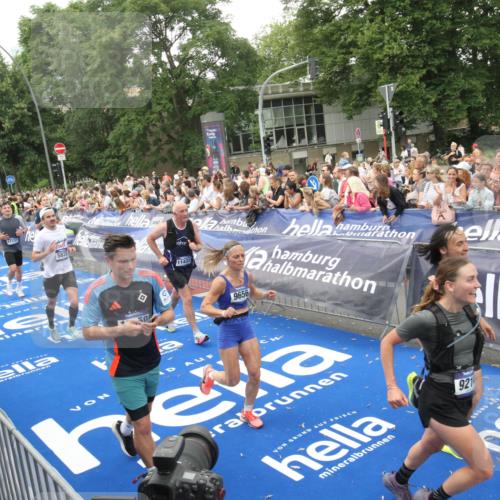 29.06.2025 - hella hamburg halbmarathon Michael Strokosch http://msf.ph/oto/8537848 29.06.2025 10:51:32 Ziel  meine-sportfotos.de