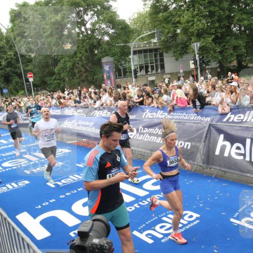 29.06.2025 - hella hamburg halbmarathon Michael Strokosch http://msf.ph/oto/8537850 29.06.2025 10:51:32 Ziel  meine-sportfotos.de