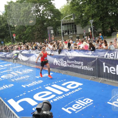 29.06.2025 - hella hamburg halbmarathon Michael Strokosch http://msf.ph/oto/8537855 29.06.2025 10:33:39 Ziel  meine-sportfotos.de
