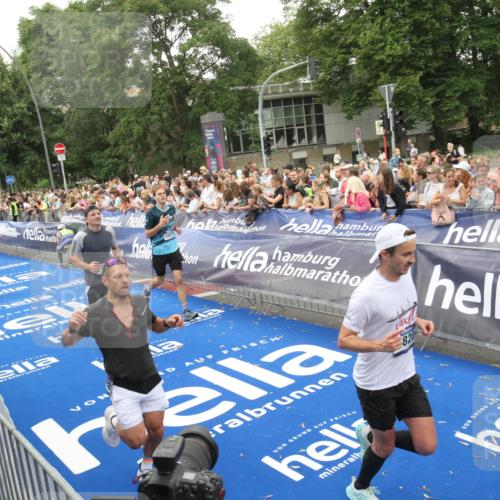 29.06.2025 - hella hamburg halbmarathon Michael Strokosch http://msf.ph/oto/8537856 29.06.2025 10:51:33 Ziel  meine-sportfotos.de