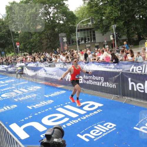29.06.2025 - hella hamburg halbmarathon Michael Strokosch http://msf.ph/oto/8537857 29.06.2025 10:33:40 Ziel  meine-sportfotos.de