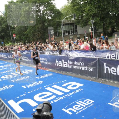 29.06.2025 - hella hamburg halbmarathon Michael Strokosch http://msf.ph/oto/8537863 29.06.2025 10:33:42 Ziel  meine-sportfotos.de