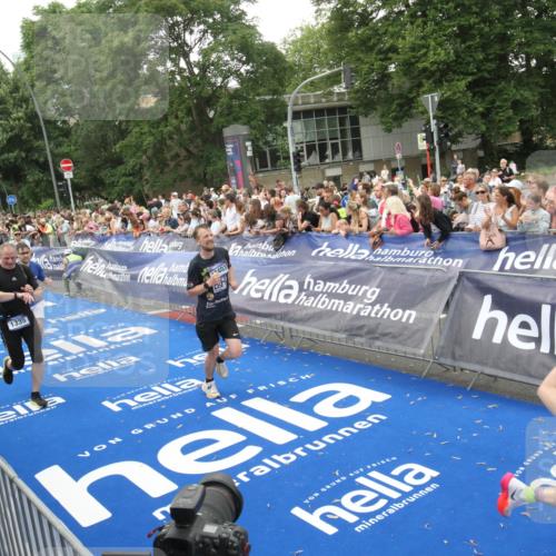 29.06.2025 - hella hamburg halbmarathon Michael Strokosch http://msf.ph/oto/8537871 29.06.2025 10:51:36 Ziel  meine-sportfotos.de