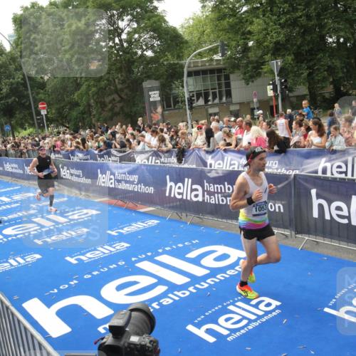 29.06.2025 - hella hamburg halbmarathon Michael Strokosch http://msf.ph/oto/8537872 29.06.2025 10:33:43 Ziel  meine-sportfotos.de