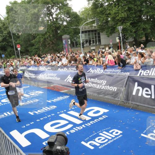 29.06.2025 - hella hamburg halbmarathon Michael Strokosch http://msf.ph/oto/8537873 29.06.2025 10:51:37 Ziel  meine-sportfotos.de