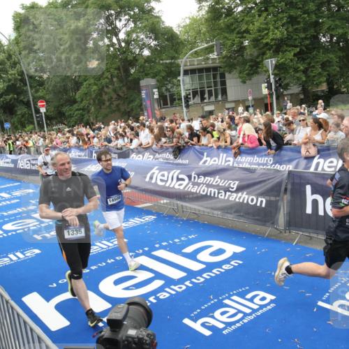 29.06.2025 - hella hamburg halbmarathon Michael Strokosch http://msf.ph/oto/8537877 29.06.2025 10:51:37 Ziel  meine-sportfotos.de