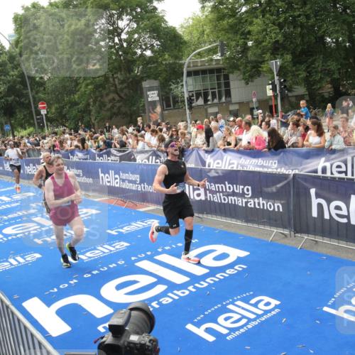 29.06.2025 - hella hamburg halbmarathon Michael Strokosch http://msf.ph/oto/8537880 29.06.2025 10:33:44 Ziel  meine-sportfotos.de