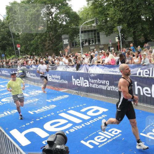 29.06.2025 - hella hamburg halbmarathon Michael Strokosch http://msf.ph/oto/8537888 29.06.2025 10:33:46 Ziel  meine-sportfotos.de