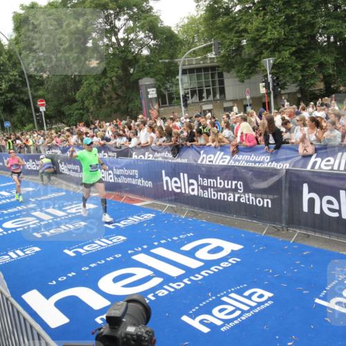 29.06.2025 - hella hamburg halbmarathon Michael Strokosch http://msf.ph/oto/8537889 29.06.2025 10:51:42 Ziel  meine-sportfotos.de
