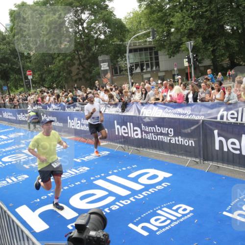 29.06.2025 - hella hamburg halbmarathon Michael Strokosch http://msf.ph/oto/8537890 29.06.2025 10:33:46 Ziel  meine-sportfotos.de