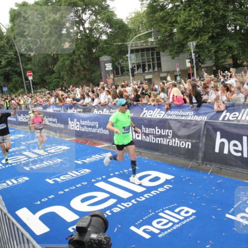 29.06.2025 - hella hamburg halbmarathon Michael Strokosch http://msf.ph/oto/8537893 29.06.2025 10:51:42 Ziel  meine-sportfotos.de