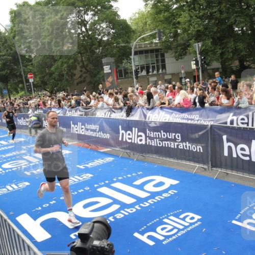 29.06.2025 - hella hamburg halbmarathon Michael Strokosch http://msf.ph/oto/8537902 29.06.2025 10:33:49 Ziel  meine-sportfotos.de