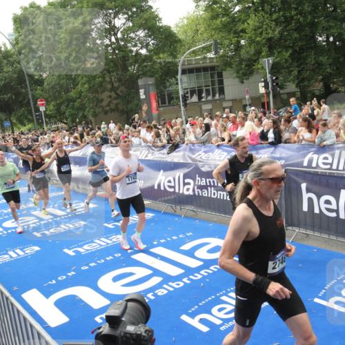 29.06.2025 - hella hamburg halbmarathon Michael Strokosch http://msf.ph/oto/8537921 29.06.2025 10:33:54 Ziel  meine-sportfotos.de