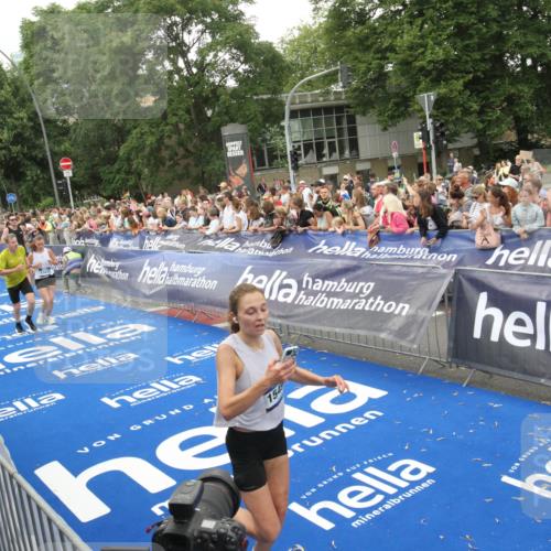 29.06.2025 - hella hamburg halbmarathon Michael Strokosch http://msf.ph/oto/8537922 29.06.2025 10:51:48 Ziel  meine-sportfotos.de