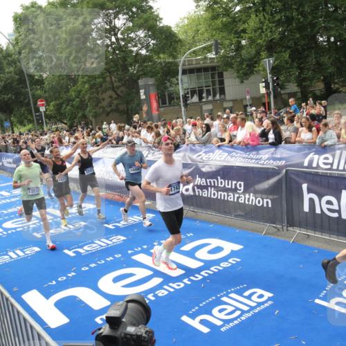 29.06.2025 - hella hamburg halbmarathon Michael Strokosch http://msf.ph/oto/8537923 29.06.2025 10:33:54 Ziel  meine-sportfotos.de