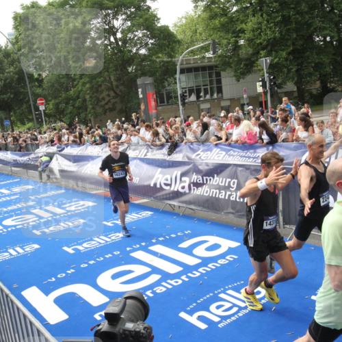 29.06.2025 - hella hamburg halbmarathon Michael Strokosch http://msf.ph/oto/8537930 29.06.2025 10:33:55 Ziel  meine-sportfotos.de
