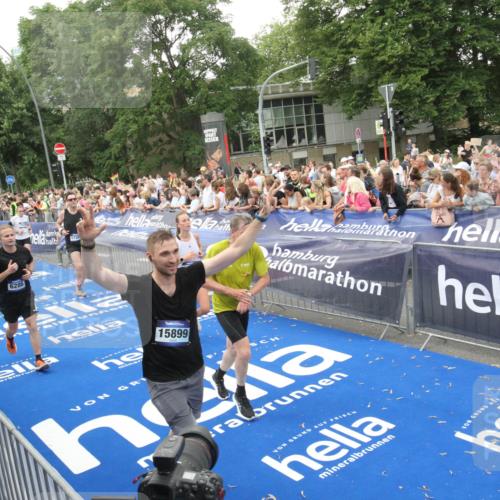 29.06.2025 - hella hamburg halbmarathon Michael Strokosch http://msf.ph/oto/8537931 29.06.2025 10:51:49 Ziel  meine-sportfotos.de