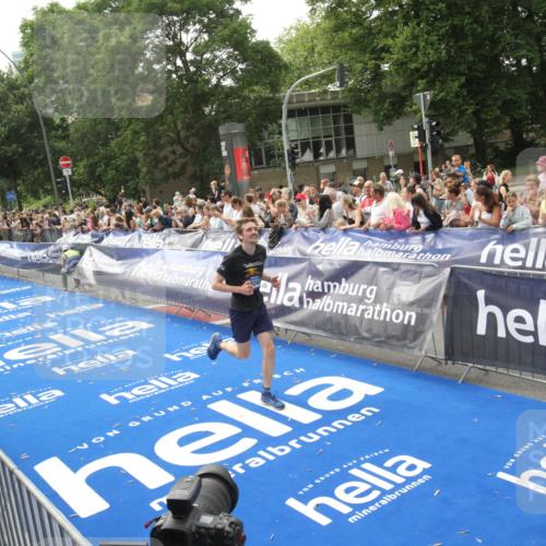 29.06.2025 - hella hamburg halbmarathon Michael Strokosch http://msf.ph/oto/8537933 29.06.2025 10:33:56 Ziel  meine-sportfotos.de