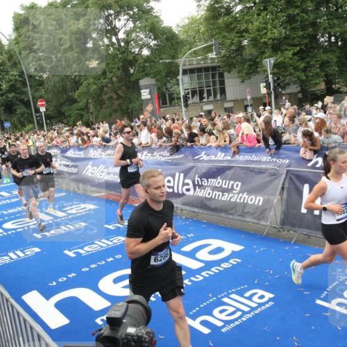 29.06.2025 - hella hamburg halbmarathon Michael Strokosch http://msf.ph/oto/8537934 29.06.2025 10:51:51 Ziel  meine-sportfotos.de