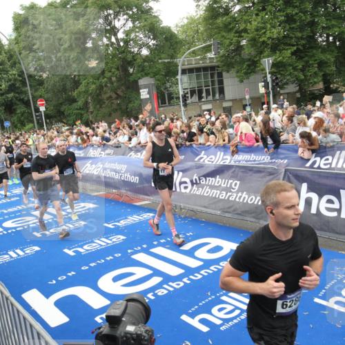29.06.2025 - hella hamburg halbmarathon Michael Strokosch http://msf.ph/oto/8537936 29.06.2025 10:51:51 Ziel  meine-sportfotos.de
