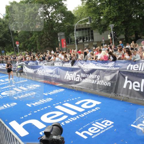29.06.2025 - hella hamburg halbmarathon Michael Strokosch http://msf.ph/oto/8537938 29.06.2025 10:33:57 Ziel  meine-sportfotos.de