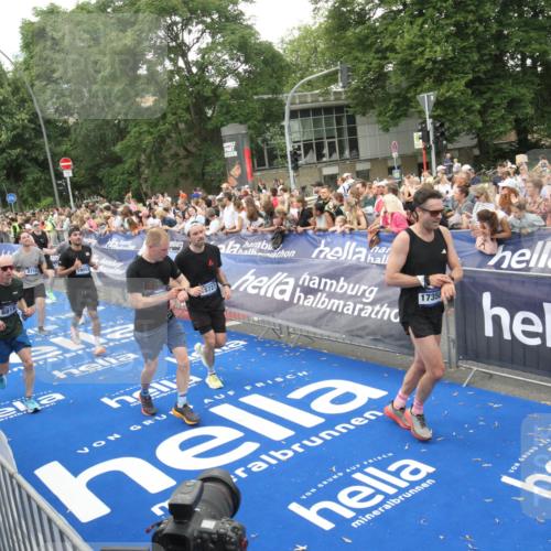 29.06.2025 - hella hamburg halbmarathon Michael Strokosch http://msf.ph/oto/8537941 29.06.2025 10:51:52 Ziel  meine-sportfotos.de