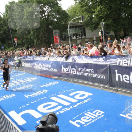 29.06.2025 - hella hamburg halbmarathon Michael Strokosch http://msf.ph/oto/8537958 29.06.2025 10:34:04 Ziel  meine-sportfotos.de